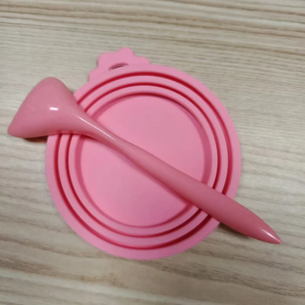 2pcs/set Reusable Pet Food Can Cover and Spoon Portable Dogs Cat Storage Tin Cap Lid Seal Cover Health Pet Supplies Pet Lids Can